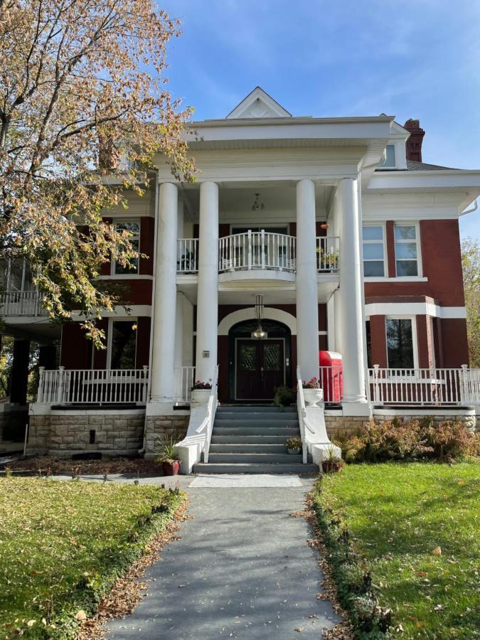 The Columns Bed & Breakfast Winnipeg Exterior foto